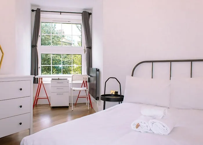 4-Bedroom Flat Near Central, 2-Min Walk To Metro