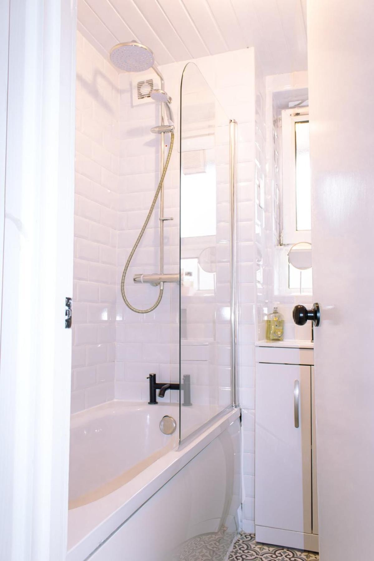 4-bedroom Flat Near Central, 2-min Walk To Metro Apartment London