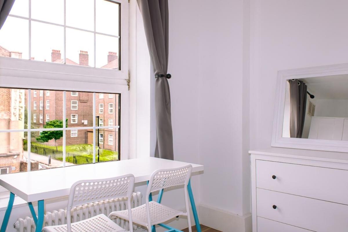 4-bedroom Flat Near Central, 2-min Walk To Metro * London