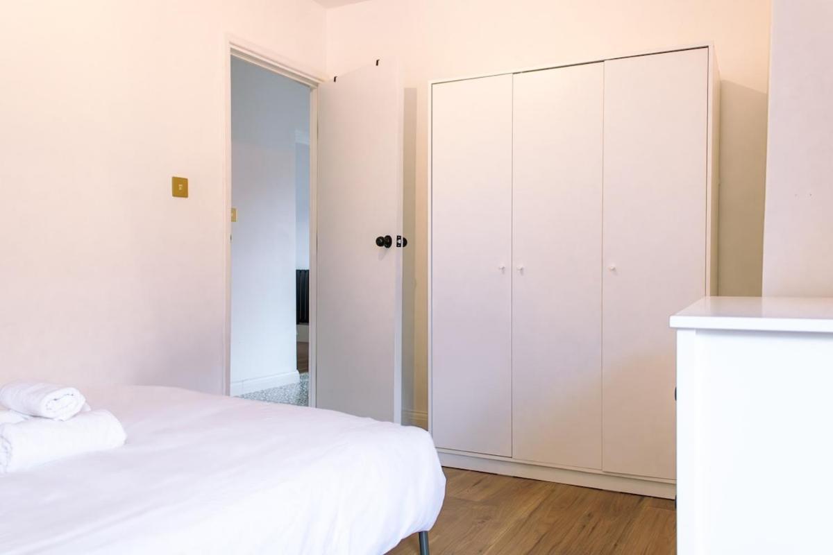 4-bedroom Flat Near Central, 2-min Walk To Metro *